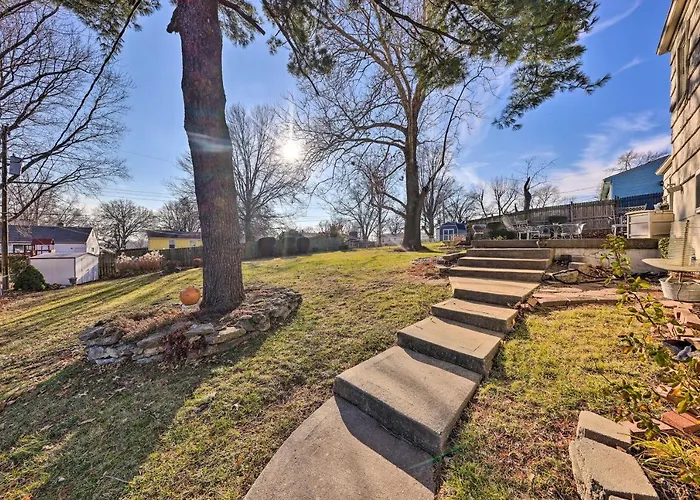 Cozy Kansas City Home W/ Yard - 9 Mi To Dtwn!