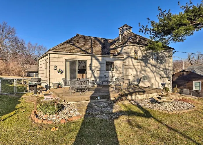 Cozy Kansas City Home W/ Yard - 9 Mi To Dtwn!