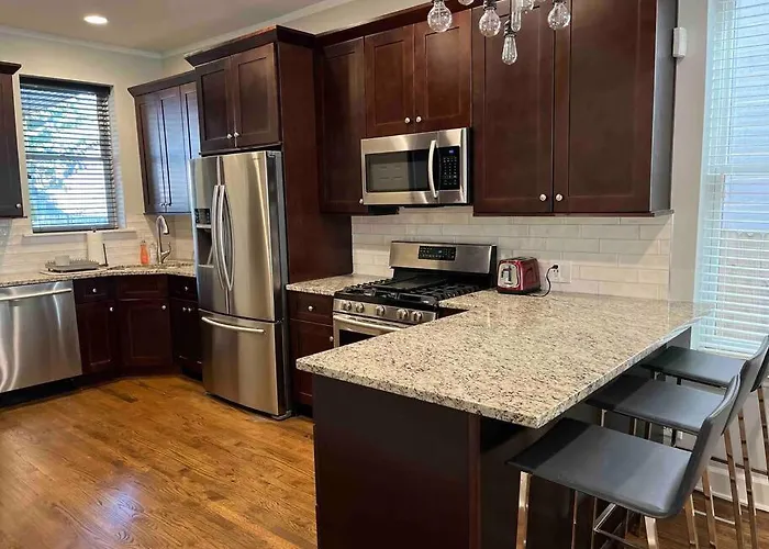 Trendy West Town Flat - 2 Bed / 1.5 Bath W Parking