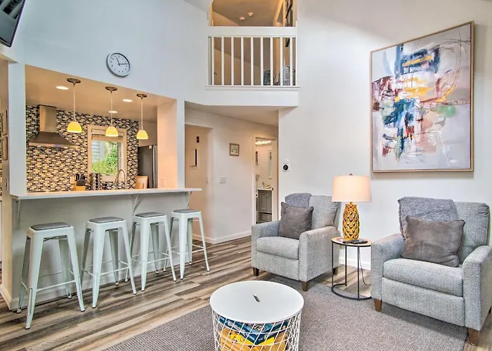 Bright, Coastal Mashpee Condo Near The Commons