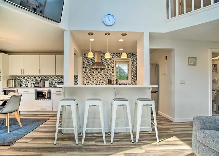 Bright, Coastal Mashpee Condo Near The Commons