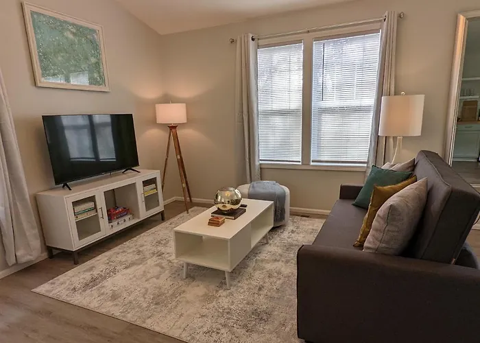 Contemporary 2-Bedroom Close To Downtown, Dining