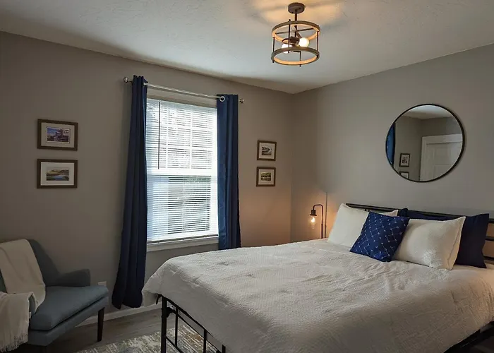 Contemporary 2-Bedroom Close To Downtown, Dining