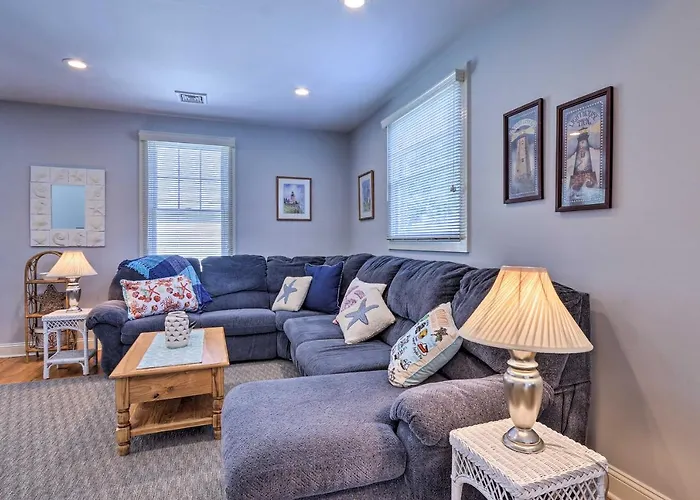 New London Hideaway Near Beaches & Local Spots!