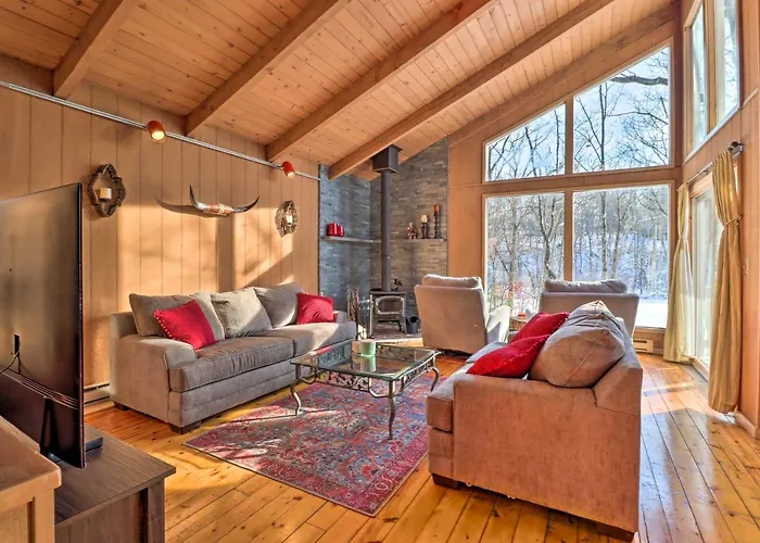 Fire Pit & Grill: Lakefront Poconos Cottage!