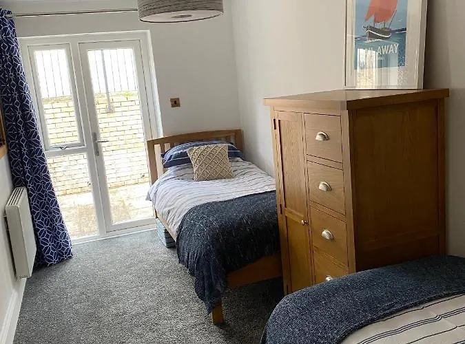 Central Falmouth With Parking & Courtyard