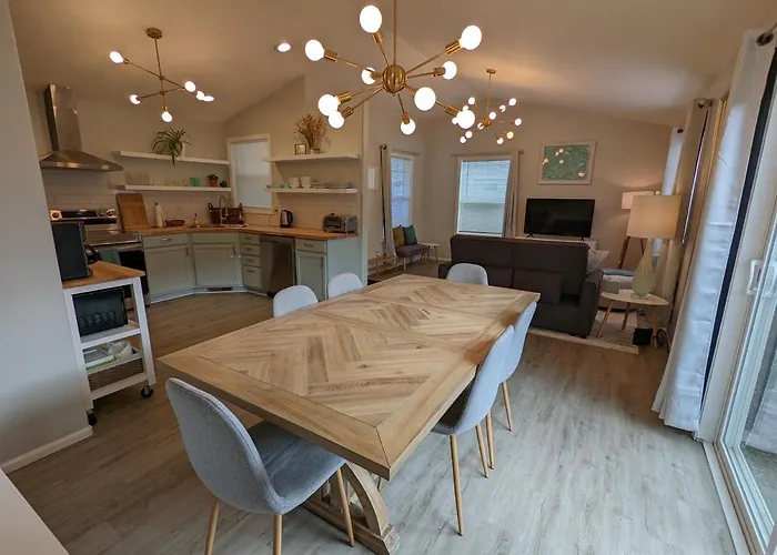 Contemporary 2-Bedroom Close To Downtown, Dining