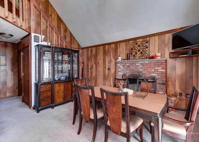 Beautiful Chalet With Hot Tub & Sauna In Poconos