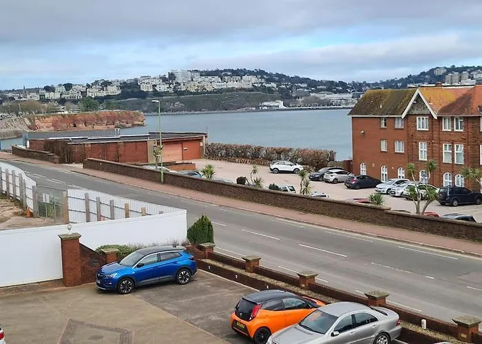 Beautiful 2-Bed Apartment On Torquay Seafront