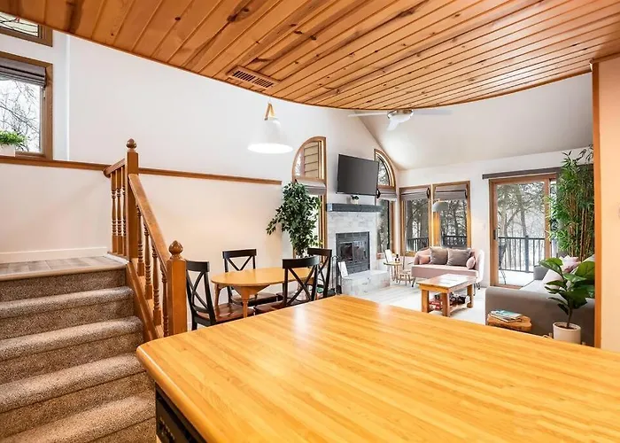 Peaceful 2-Bedroom Townhome Retreat W/Wooded View