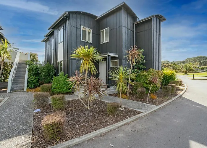 Matarangi Lakeside Gem - Golfers Dream!