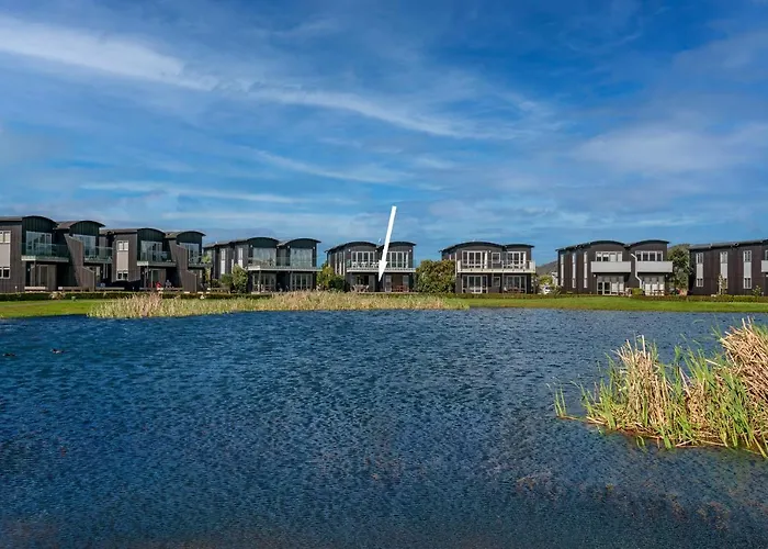 Matarangi Lakeside Gem - Golfers Dream!