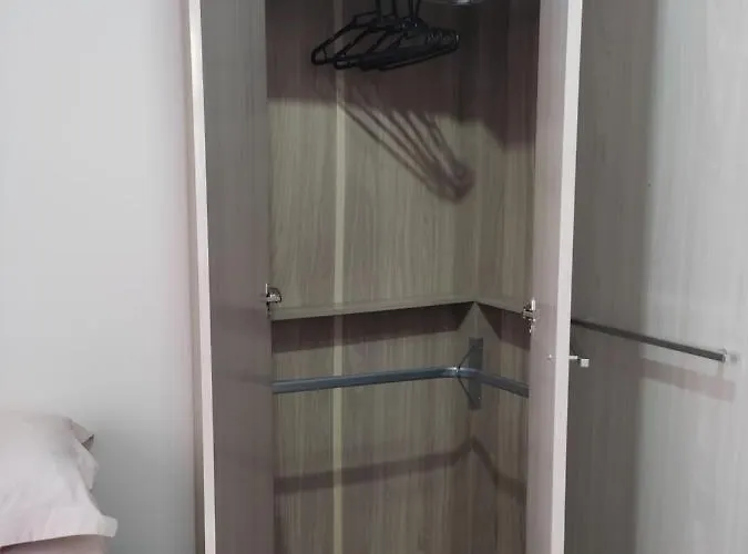 Um quarto em casa agradável