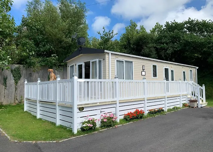 Molly's Retreat: Pet-Friendly Caravan with Garden at Newquay Bay Resort
