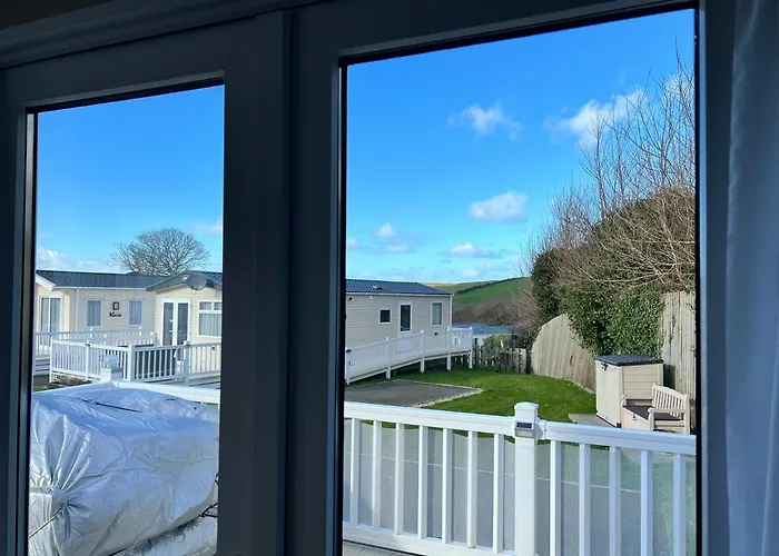 Molly's Retreat: Pet-Friendly Caravan with Garden at Newquay Bay Resort