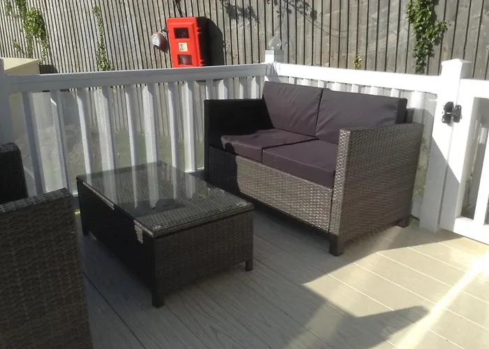 Molly's Retreat: Pet-Friendly Caravan with Garden at Newquay Bay Resort