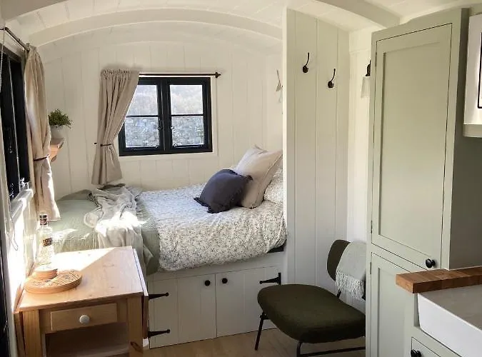 Peaceful Shepherd'S Hut In Beautiful Countryside.