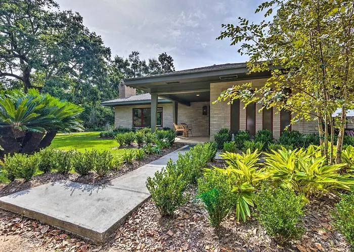 Mid-Century Dream Home < Half-Mile To Beach!