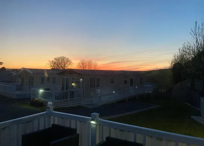 Molly's Retreat: Pet-Friendly Caravan with Garden at Newquay Bay Resort