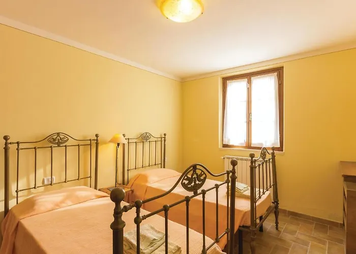 2 Bedroom Nice Home In Camaiore Lu