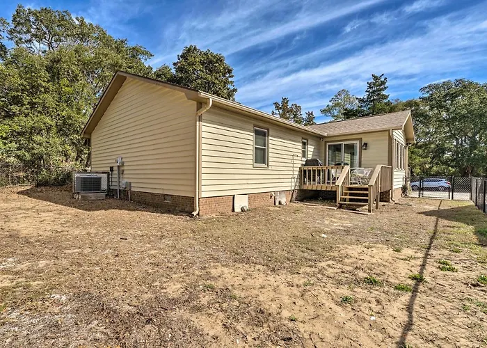 Oak Island Getaway W/ Yard - Walk To Beach!