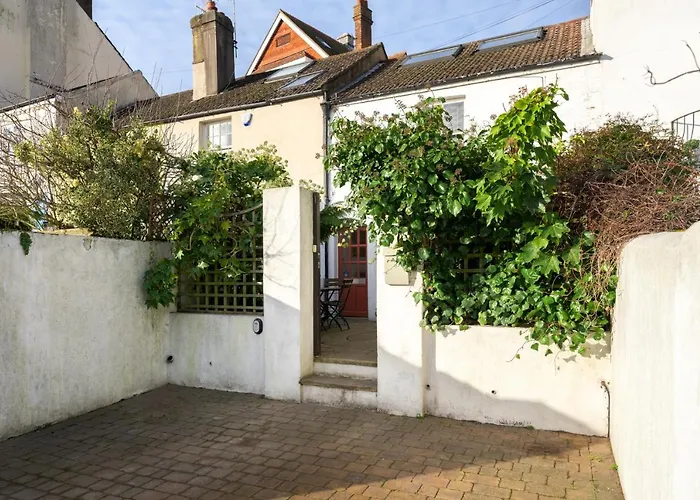 Delightful Bird Sisters Cottage With Free Parking