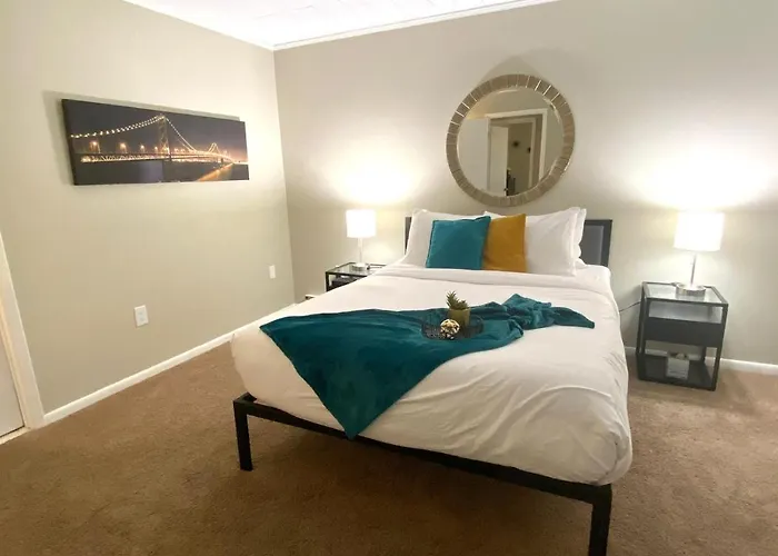 A Modern Apt Close To Downtown