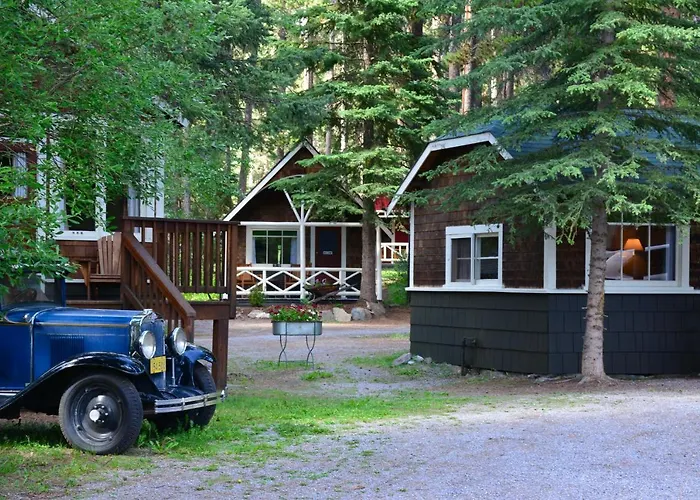 Johnston Canyon Lodge & Bungalows