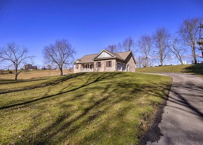 Pet-Friendly Abingdon Abode W/ Yard & Grill!