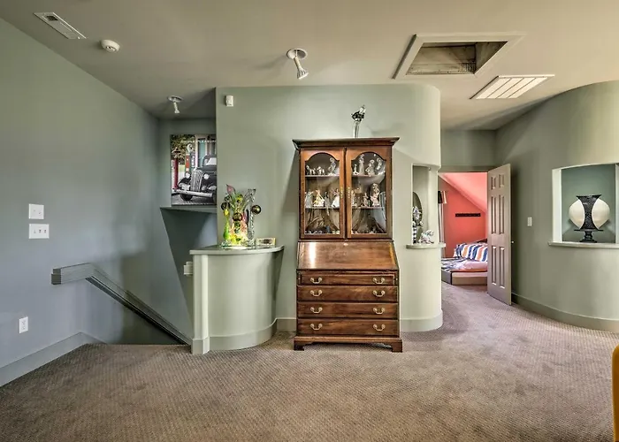 Falling Water Chalet Upper Unit: Near Bike Trails!