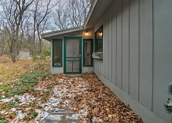 Idyllic Northport Cottage, Walk To Lakeside!
