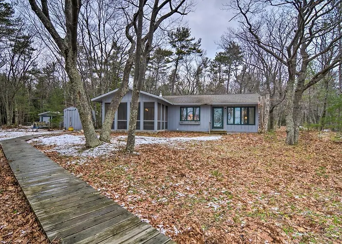 Idyllic Northport Cottage, Walk To Lakeside!