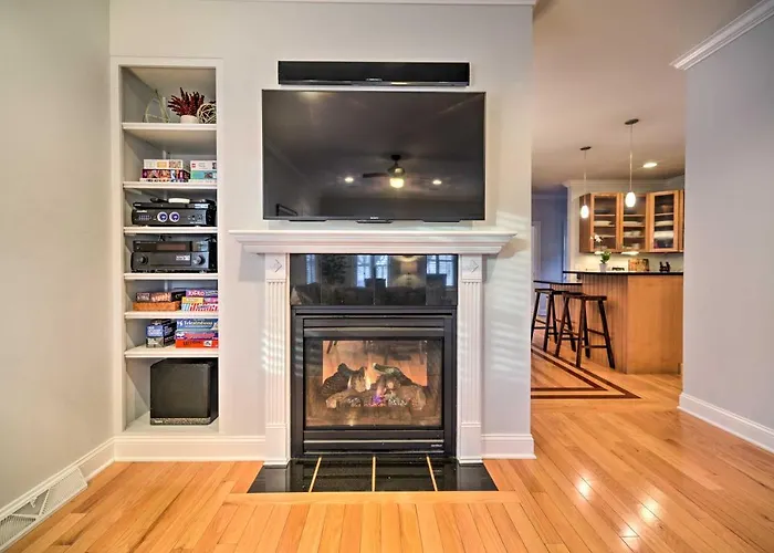 Stunning House W/ Deck, Game Room & Home Gym!