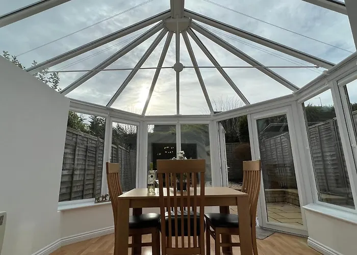 Cotswold Apartment With Private Parking!