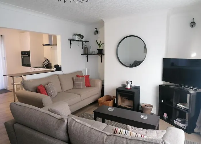 Port Side Brixham - Ideal Seaside Getaway - Parking - Wood-Burner - Dog Friendly
