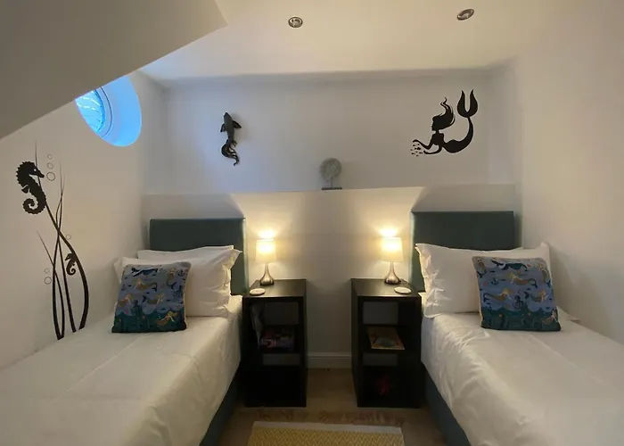 Starboard Side Brixham - Ideal Seaside Getaway With Parking