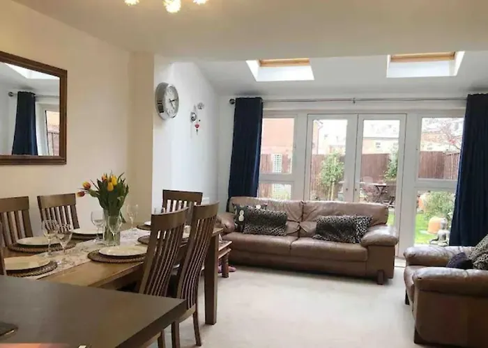 4 Bedroom House In Seaside Town