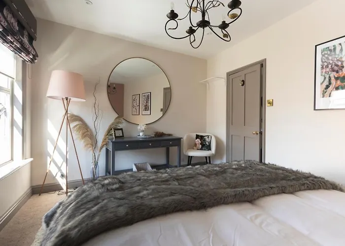 Central Warwick Townhouse I Walk To Castle I Dog Friendly I Private Courtyard