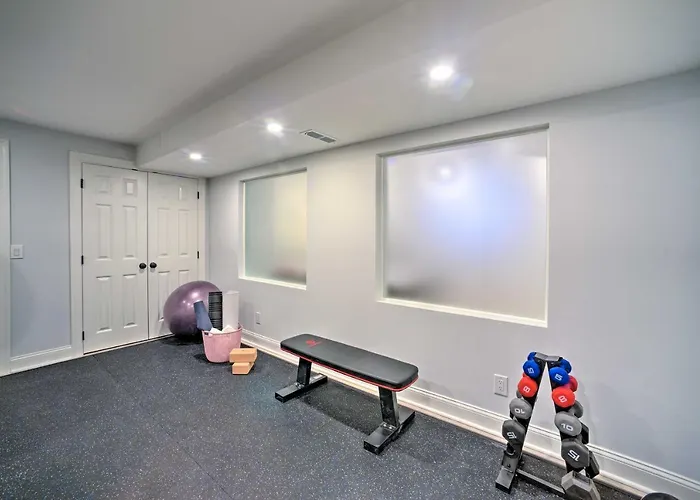Stunning House W/ Deck, Game Room & Home Gym!