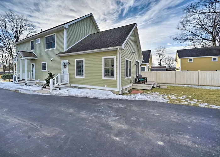 Stunning House W/ Deck, Game Room & Home Gym!