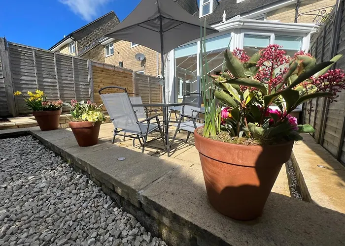 Cotswold Apartment With Private Parking!