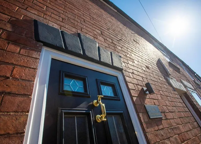 Central Warwick Townhouse I Walk To Castle I Dog Friendly I Private Courtyard