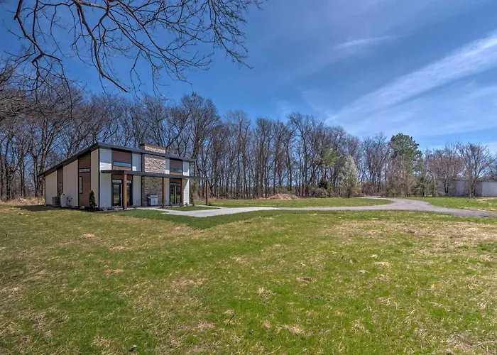 Upscale & Quiet Paducah Retreat On 15 Acres!