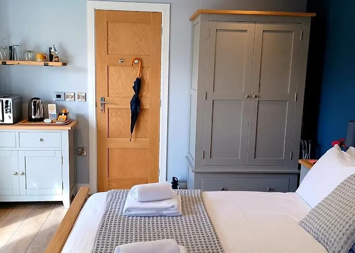 Stylish Coastal Retreat In St Ives With Parking