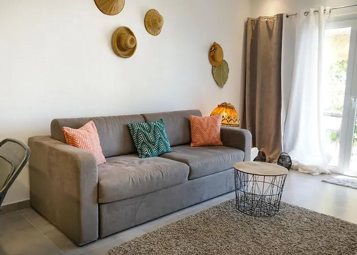 Delfini Villa, Beachfront 2-Bdrm Maisonette