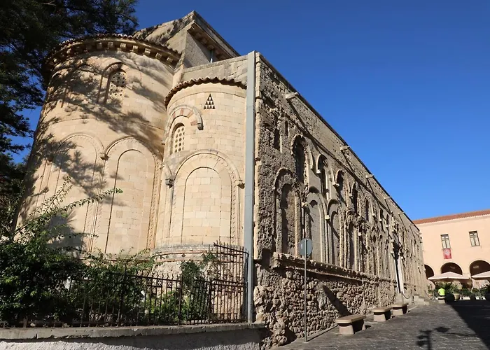 Deus Accomodation