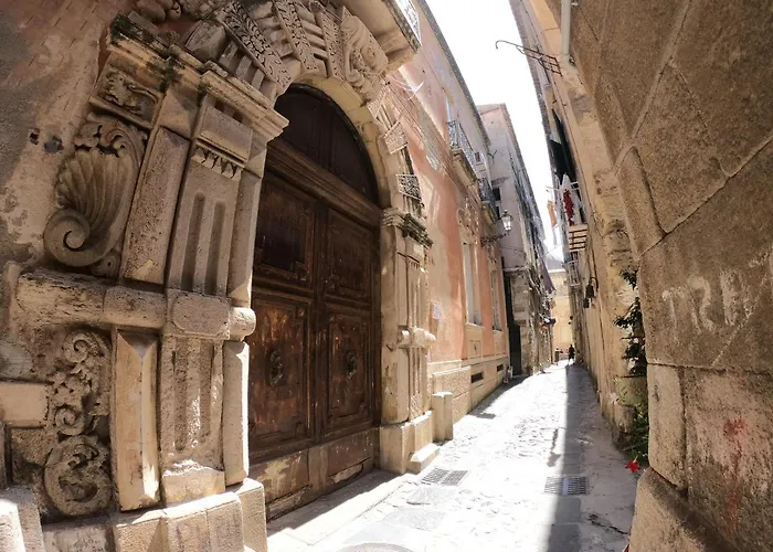 Deus Accomodation