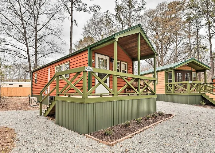 Charming New Bern Log Cabin - Pets Welcome!
