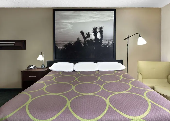 Super 8 By Wyndham Victoria/North/Mall Area