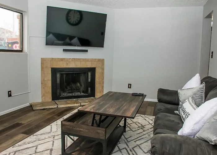 Lovely 2 Bedroom! Close To All In A 4Plex